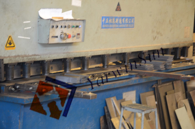 Plate shearing machine