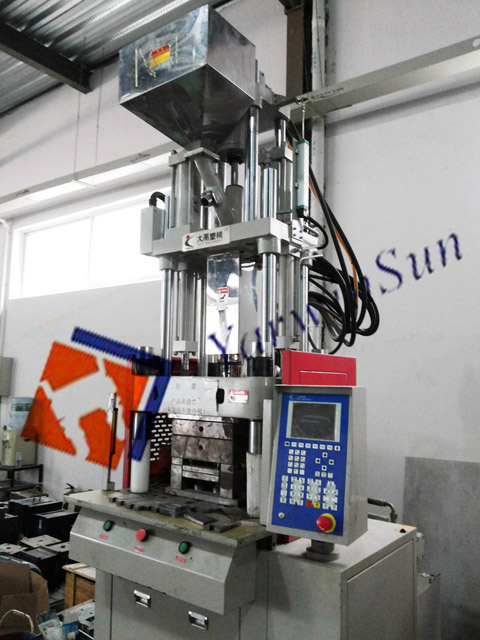 Vertical injection molding machine